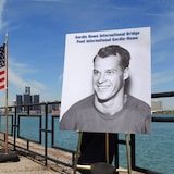 Une photo de Gordie Howe proche du pont qui portera son nom.