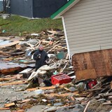 رجل بين حطام منزل بعد مرور العاصفة ’’فيونا‘‘ في تشانل بورت أو باسك في جزيرة نيوفاوندلاند في أقصى الشرق الكندي.