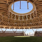 L'intérieur d'une structure en bois en forme de cercle.