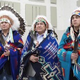 Le chef de la Première Nation Whitecap Dakota, Darcy Bear (à gauche) a signé un accord un accord de principe jeudi avec le gouverment fédéral.