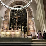 أشخاص في كنيسة.