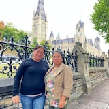 Deux femmes devant le parlement canadien, à Ottawa.