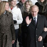 El presidente ruso Vladimir Putin  junto a algunos miembros de su familia.