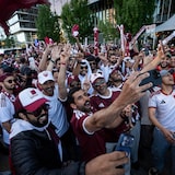 أشخاص يغنون في الشارع.