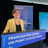 Christine Fréchette nagsasalita sa podium.