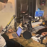 Dos hombres en un estudio de radio  / Deux hommes dans un studio de radio. 