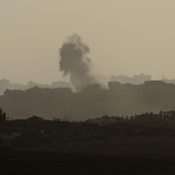 De la fumée s'élève au-dessus de la bande de Gaza après un bombardement israélien le 24 mai 2024 dans le sud d'Israël.