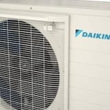 Isang heat pump na Daikin ang brand.