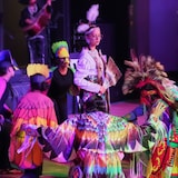 Une des scènes de la comédie musicale présentée ce dimanche 28 septembre dans le cadre des célébrations de la Journée de la réconciliation au Canada. Au fond, le Mariachi Latino Band, devant, des danseurs de la Première Nation Kawacatoose et du groupe de danse Huellas Latinas de l'Association des Latinos de Regina, Sask.