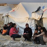 Familias sirias en un campo de refugiados.