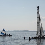 Des catamarans sont à l'eau à Carleton-sur-Mer.