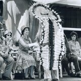 La reina Elizabeth II estrecha la mano de un jefe indígena en 1973 en Thunder Bay, en el Territorio de Yukón.