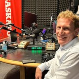 Marc Miller dans les studios de radio de Radio-Canada à Saskatoon.