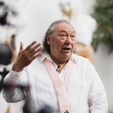 Un homme lève une main.
