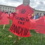 Des petites robes rouges cartonnées sont plantées dans la pelouse du Palais législatif du Manitoba, le 4 octobre 2023.