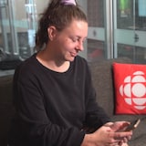 Roxanne Bois tentant de joindre l'ARC par téléphone dans les studios de Radio-Canada.