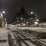 La rue Wellington vide, photographiée en direction ouest, en hiver. Il y a de la neige au sol et le soleil n'a pas encore commencé à se lever. 