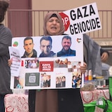 Une femme manifeste.