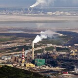 انبعاثات غازية من منشآت لاستخراج النفط من الرمال الزفتية قرب فورت ماك موراي في شمال شرق مقاطعة ألبرتا في غرب كندا.