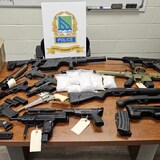 Una incautación policial de armas de fuego y anfetaminas en Canadá.