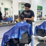 Meron Abel coiffe un client. 