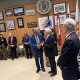 الدكتور سامي عون يتسلم ميدالية الاستحقاق الاستثنائي من نائب الحاكم العام في كيبيك ميشال دويون في مقر المجلس البلدي لدائرة سان لوران.