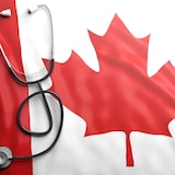 加拿大旗和聽診器。