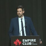 وزير الهجرة واللاجئين والمواطَنة شون فرايزر متحدثاً، واقفاً خلف منبر، أمس في منتدى ’’إمباير كلوب أوف كندا‘‘ (Empire Club of Canada).