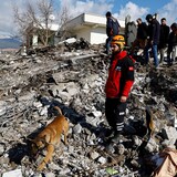 Un secouriste se tient au milieu des décombres et des dégâts causés par un tremblement de terre à Gaziantep, en Turquie, le 7 février 2023.