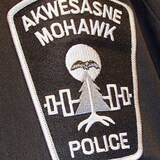 Un écusson du Service de police mohawk d'Akwesasne.
