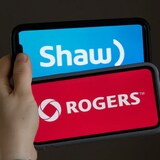 Les logos de Shaw et de Rogers juxtaposés.