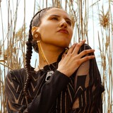 Deux jeunes femmes posent. 