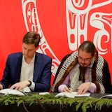 Stephen Grosse, vicepresidente del Consejo de la Nación Haida, Gaagwiis Jason Alsop, presidente del Consejo de la Nación Haida, el primer ministro de BC David Eby y el ministro de Relaciones Indígenas y Reconciliación, Murray Rankin.