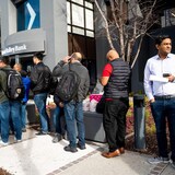عملاء لـ’’بنك سيليكون فالي‘‘ يقفون في طابور أمام أحد فروعه في الولايات المتحدة في 13 آذار (مارس) 2023.