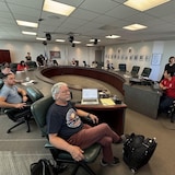 Español: Vista amplia de una sala de conferencias ovalada con mucha gente sentada alrededor.

Français: Vue d'ensemble d'une grande salle de réunion ovale avec de nombreuses personnes assises.