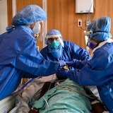 ممرضات يقدّمن الرعاية في مستشفىً لمصاب بأحد أمراض الجهاز التنفسي. 