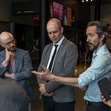 Sol Zanetti, Alexandre Leduc écoutent David Lavoie qui parle.