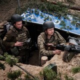 Dos soldados ucranianos en posición con sus armas. 