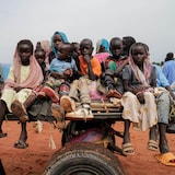 نازحون سودانيون يعبرون إلى منطقة أدري التشادية على الحدود مع بلادهم في 4 آب (أغسطس) 2023 بعد هروبهم من المعارك في منطقة دارفور في غرب السودان.