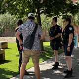 Des agentes ECCR et un intervenant psychosocial du CIUSSS abordent une itinérante qui consomme de l'alcool, rue Sainte-Catherine.
