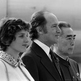 1973年10月10日，加拿大前总理皮埃尔.特鲁多与夫人玛格丽特到达北京，时任中国总理周恩来前来迎接。