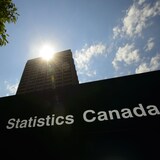 Une image de l'enseigne des bureaux de Statistique Canada, avec un soleil éblouissant.