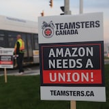Un cartel pide la creación de un sindicato en Amazon.