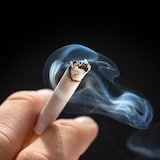 يعتقد بأن دخان السجائر يرتبط بالصداع النصفي الشديد لدى غير المدخنين.