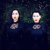 Les sœurs Tiffany Ayalik et Inuksuk McKay du duo de chant guttural électronique PIQSIQ se tiennent devant des arbustes.