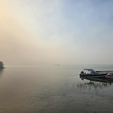 De la fumée sur un lac, le 27 août 2025. 