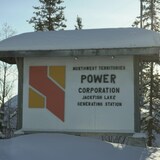 Enseigne en hiver sur laquelle est écrit, en anglais, Northwest Territories Power Corporation Jackfish Lake Generation Station.