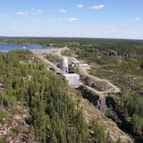 Vue aérienne en été d'une centrale hydroélectrique aux Territoires du Nord-Ouest.