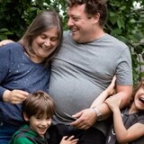 Tracey Schaeffer avec son conjoint Steven et leurs enfant, 2023.