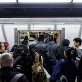 Usuarios del metro en la ciudad de Toronto.